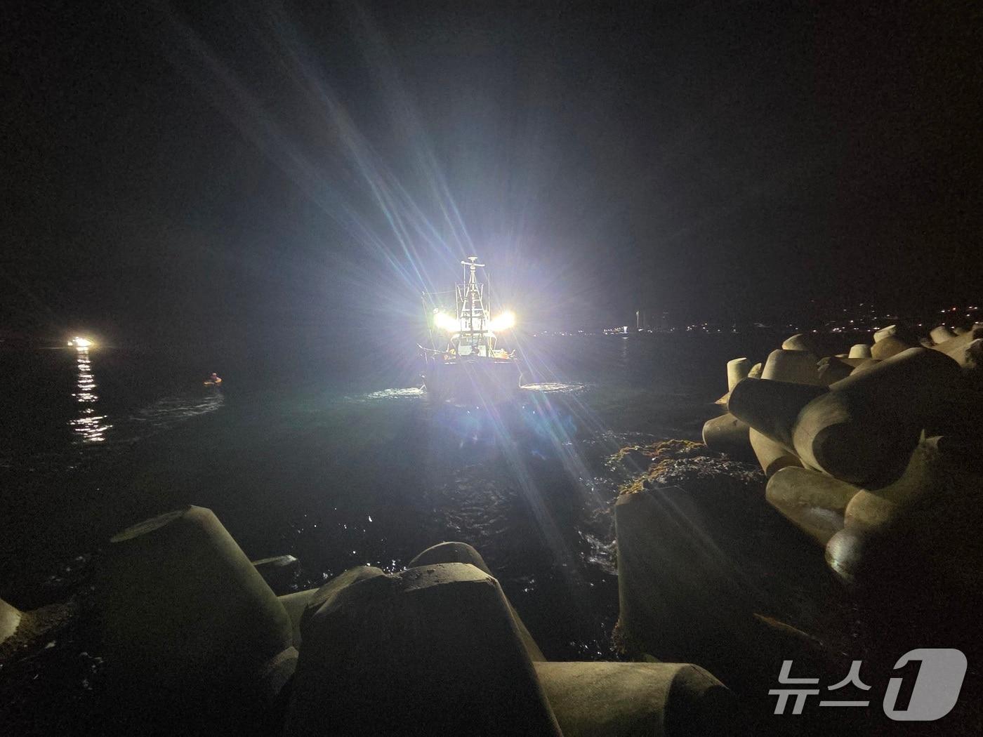 본문 이미지 -  12일 오전 2시 49분쯤 경북 포항시 남구 구룡포 앞바다에서 9톤급 어선이 갯바위에 걸려 좌초되자 출동한 포항해경이 선장과 선원 6명을 무사히 구조했다. (포항해양경찰서 제공, 재판매 및 DB금지) 2026.4.12/뉴스1