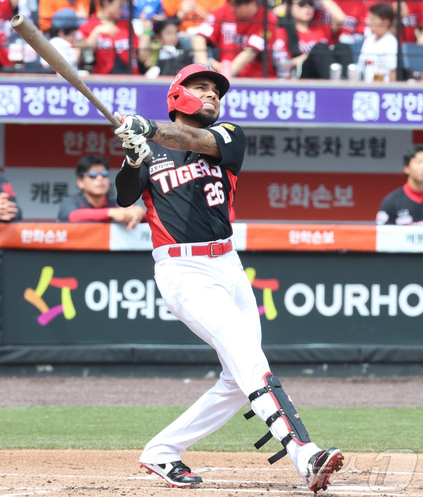 본문 이미지 - 12일 대전 한화생명볼파크에서 열린 2026 신한 SOL KBO리그 기아타이거즈와 한화 이글스의 경기에서 기아 카스트로가 타격하고 있다. 2026.4.12 ⓒ 뉴스1 김기남 기자