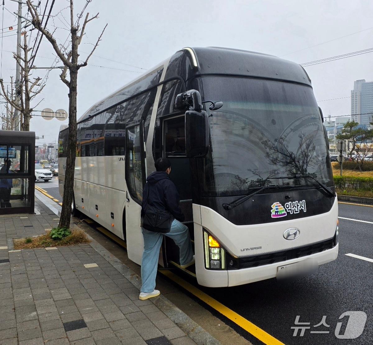 본문 이미지 - 전북 익산시가 13일부터 도입하는 통근버스.(익산시 제공. 재판매 및 DB 금지)