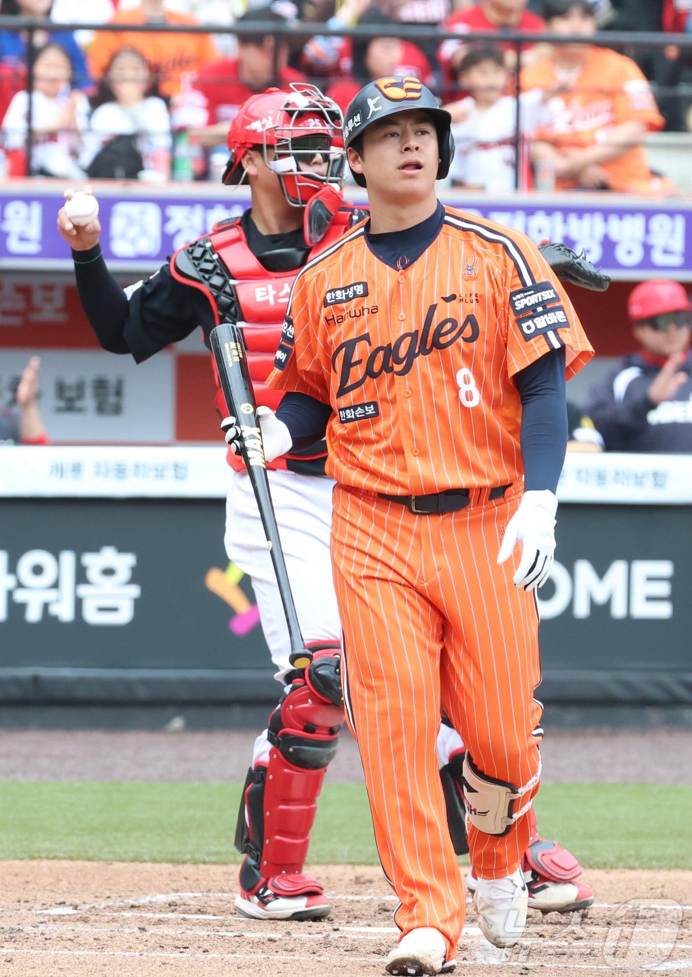 본문 이미지 - 12일 대전 한화생명볼파크에서 열린 2026 신한 SOL KBO리그 기아 타이거즈와 한화 이글스의 경기에서 한화 노시환이 삼진으로 물러나고 있다. 2026.4.12 ⓒ 뉴스1 김기남 기자