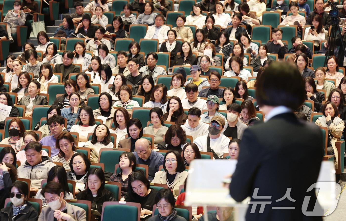 본문 이미지 - 12일 오후 서울 종로구 성균관대학교 600주년 기념관 새천년홀에서 열린 '초중고 의대 및 대입변화 특집 설명회'에서 학부모들이 입시 전략 설명을 경청하고 있다. 2026.4.12 ⓒ 뉴스1 오대일 기자