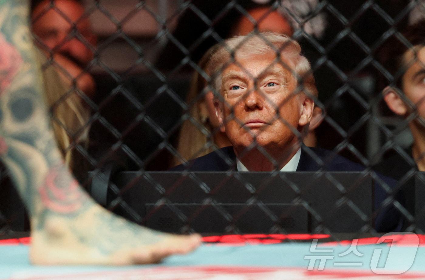 본문 이미지 - 도널드 트럼프 미국 대통령이 11일(현지시간) 미국 플로리다 마이애미 카세야 센터에서 열린 UFC 327 행사에서 경기를 관람하고 있다. 2026.04.11. ⓒ 로이터=뉴스1