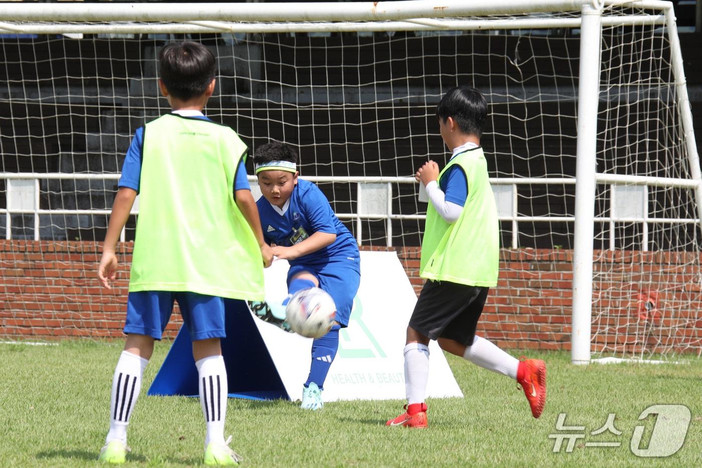 본문 이미지 - 전북 무주군 등나무운동장에서 청소년들이 축구를 하고 있다.(무주군 제공. 재판매 및 DB 금지)