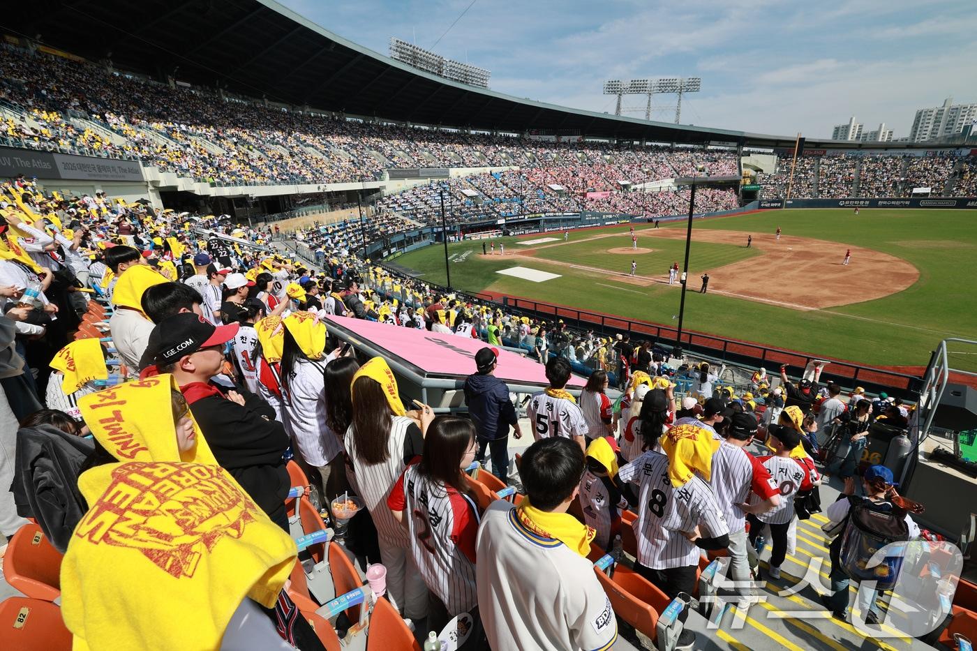 본문 이미지 - KBO리그가 역대 최소인 117경기 만에 200만 관중을 돌파했다. ⓒ 뉴스1 임세영 기자
