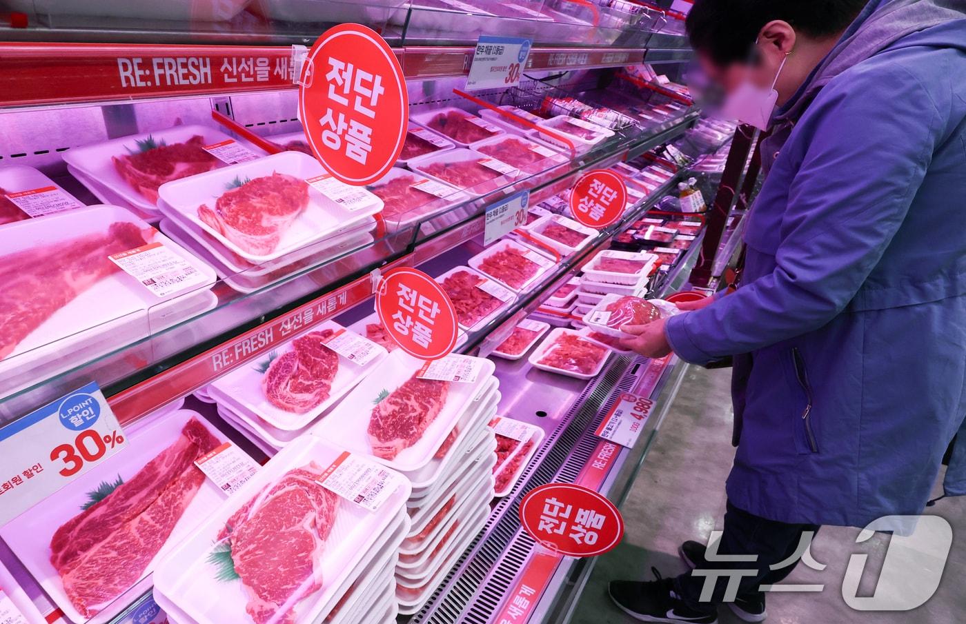 본문 이미지 -  서울 시내 한 대형마트 축산물 코너에서 고객이 장을 보고 있다. 2026.4.12 ⓒ 뉴스1 최지환 기자