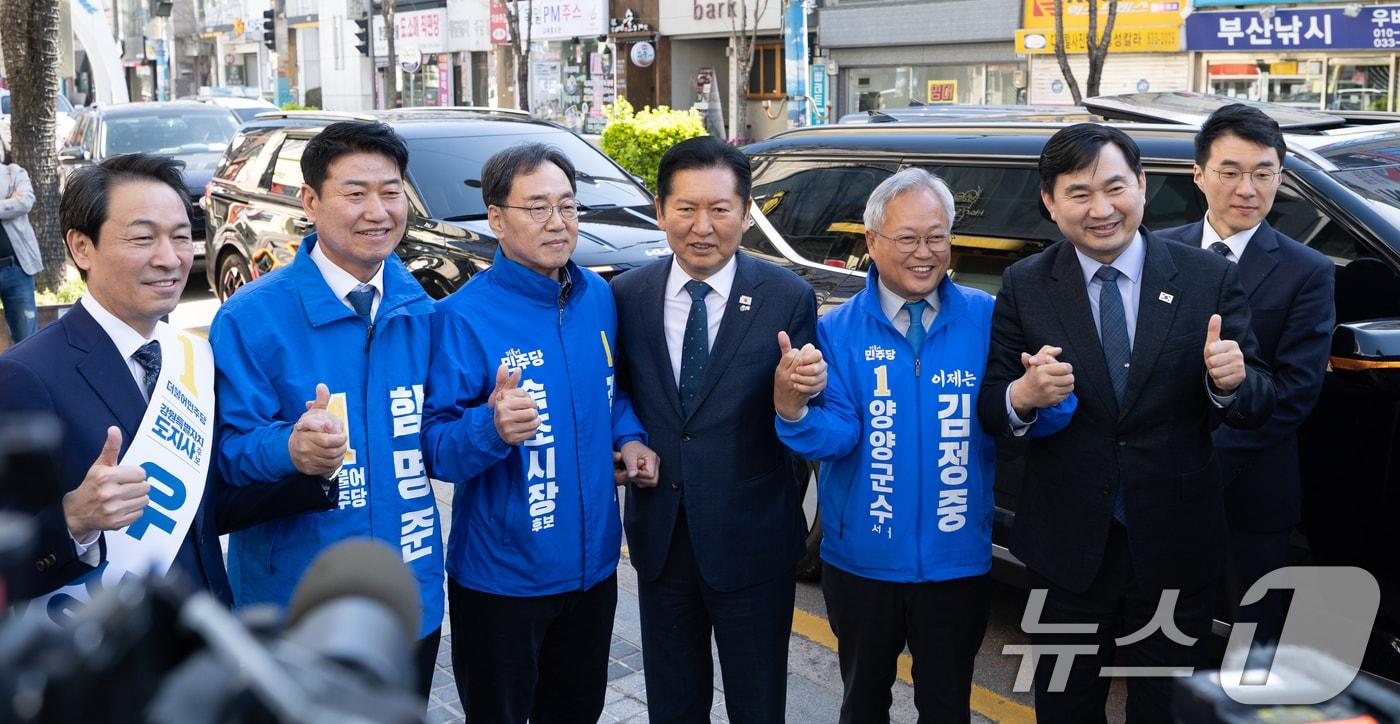 본문 이미지 - 정청래 더불어민주당 대표가 12일 강원 속초관광수산시장을 찾아 우상호 강원도지사 후보,(사진 왼쪽) 김철수 속초시장 후보, 함명준 고성군수 후보, 김정중 양양군수 후보와 기념촬영하고 있다. 2026.4.12 ⓒ 뉴스1 이승배 기자