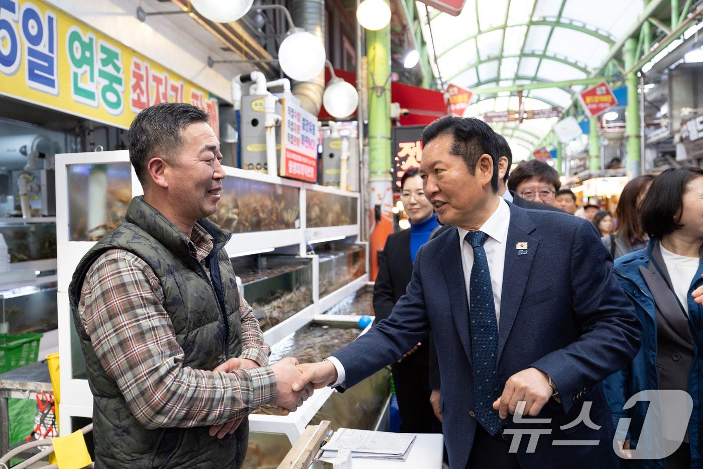 본문 이미지 - 정청래 더불어민주당 대표가 시장 상인과 대화하고 있다. ⓒ 뉴스1 이승배 기자