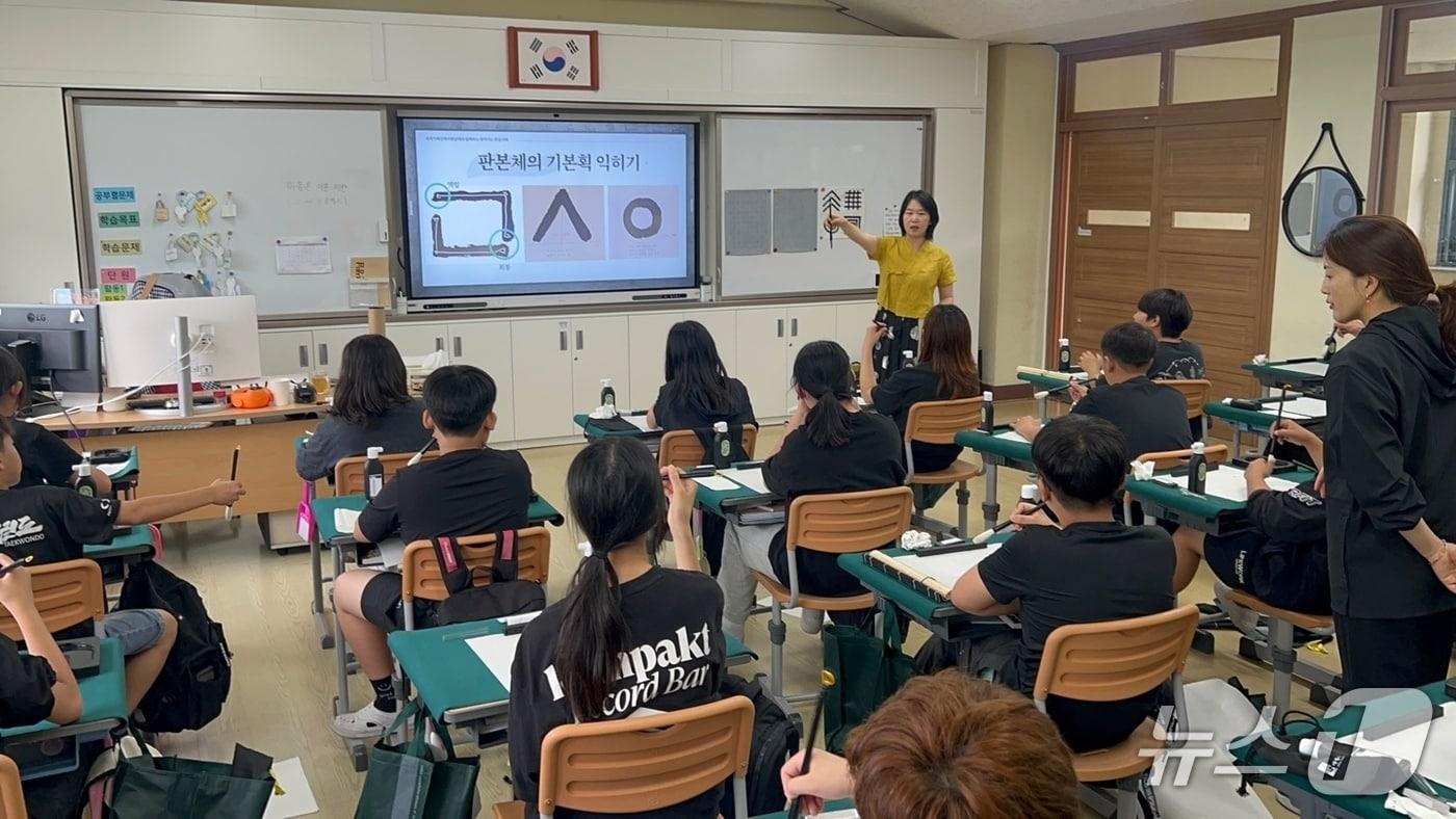 본문 이미지 - 전북 한 초등학교에서 한글서예 교육이 진행되고 있는 모습.(서계서예전북비엔날레 조직위 제공. 재판매 및 DB 금지)