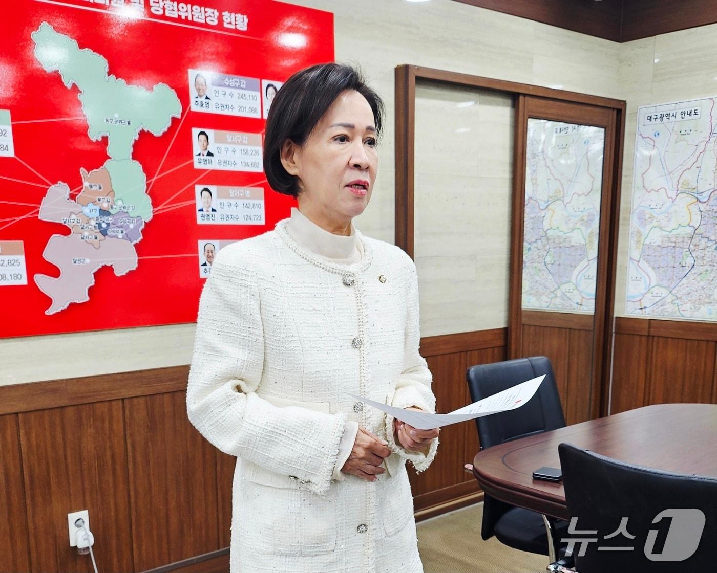 본문 이미지 - 이인선 국민의힘 대구시당 공천관리위원장이 12일 오후 대구 수성구 국민의힘 대구시당에서 기자들과 만나 대구지역 기초단체장 단수 추천 및 경선 후보자 1차 결과를 발표하고 있다. 2026.4.12/뉴스1 남승렬 기자