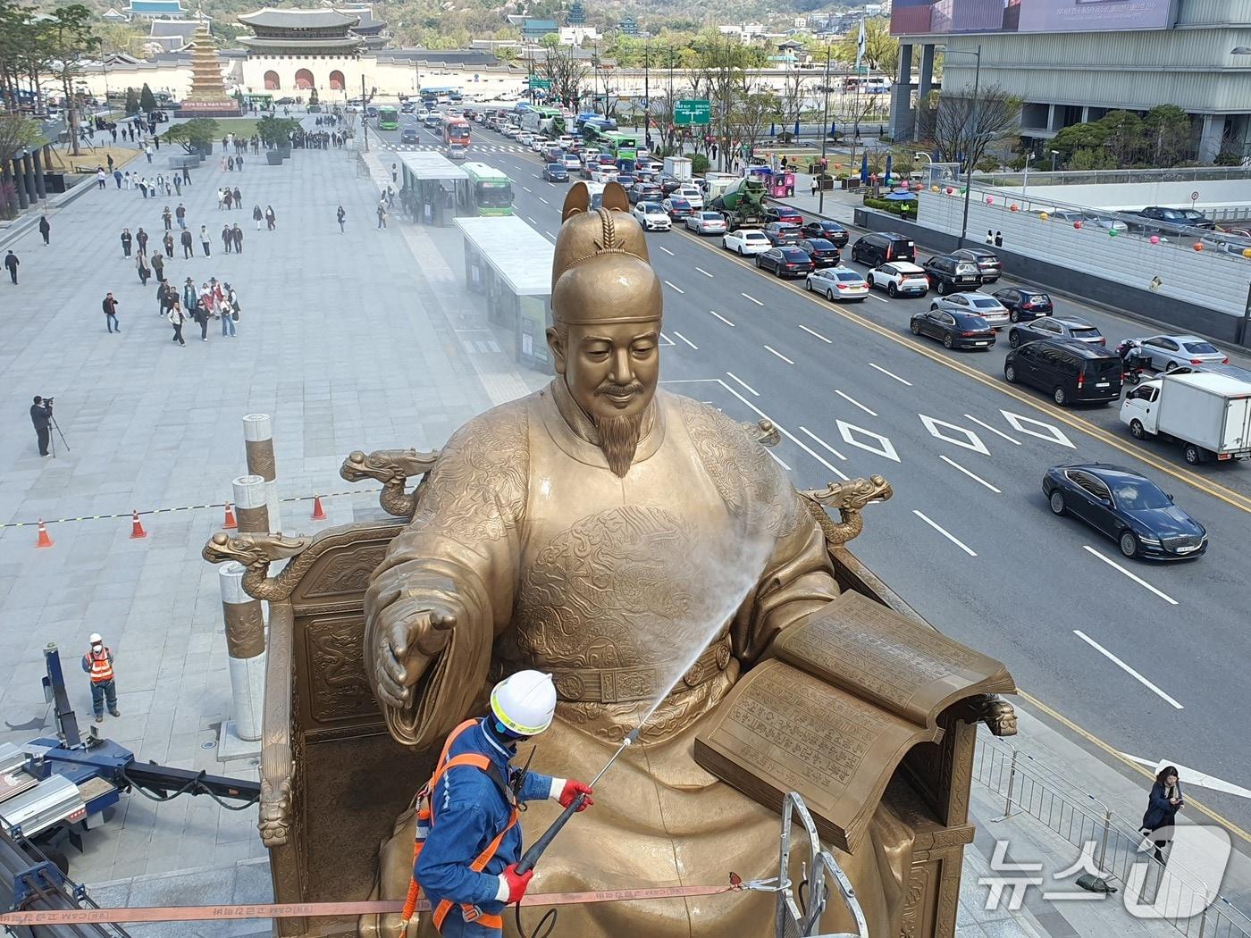 본문 이미지 - 광화문광장에 위치한 세종대왕 동상. (서울시 자료 제공)