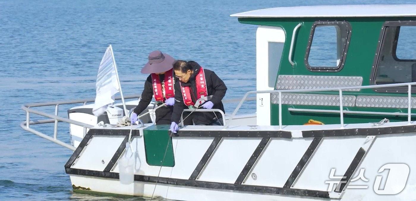 본문 이미지 - 서울시보건환경연구원 관계자들이 수질 검사를 실시하는 모습. (서울시 자료 제공)