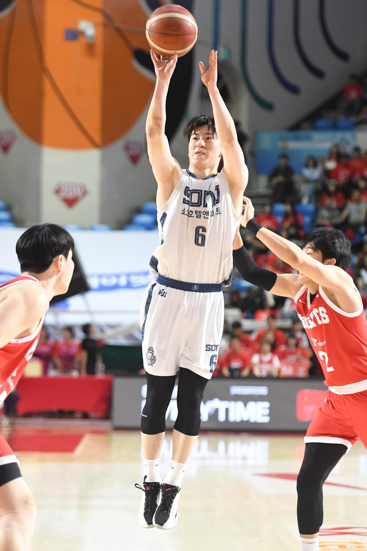 본문 이미지 - 고양 소노의 이정현이 12일 열린 서울 SK와 2025-26 프로농구 6강 플레이오프 1차전에서 3점 슛 6개 포함 29점으로 활약했다. (KBL 제공)