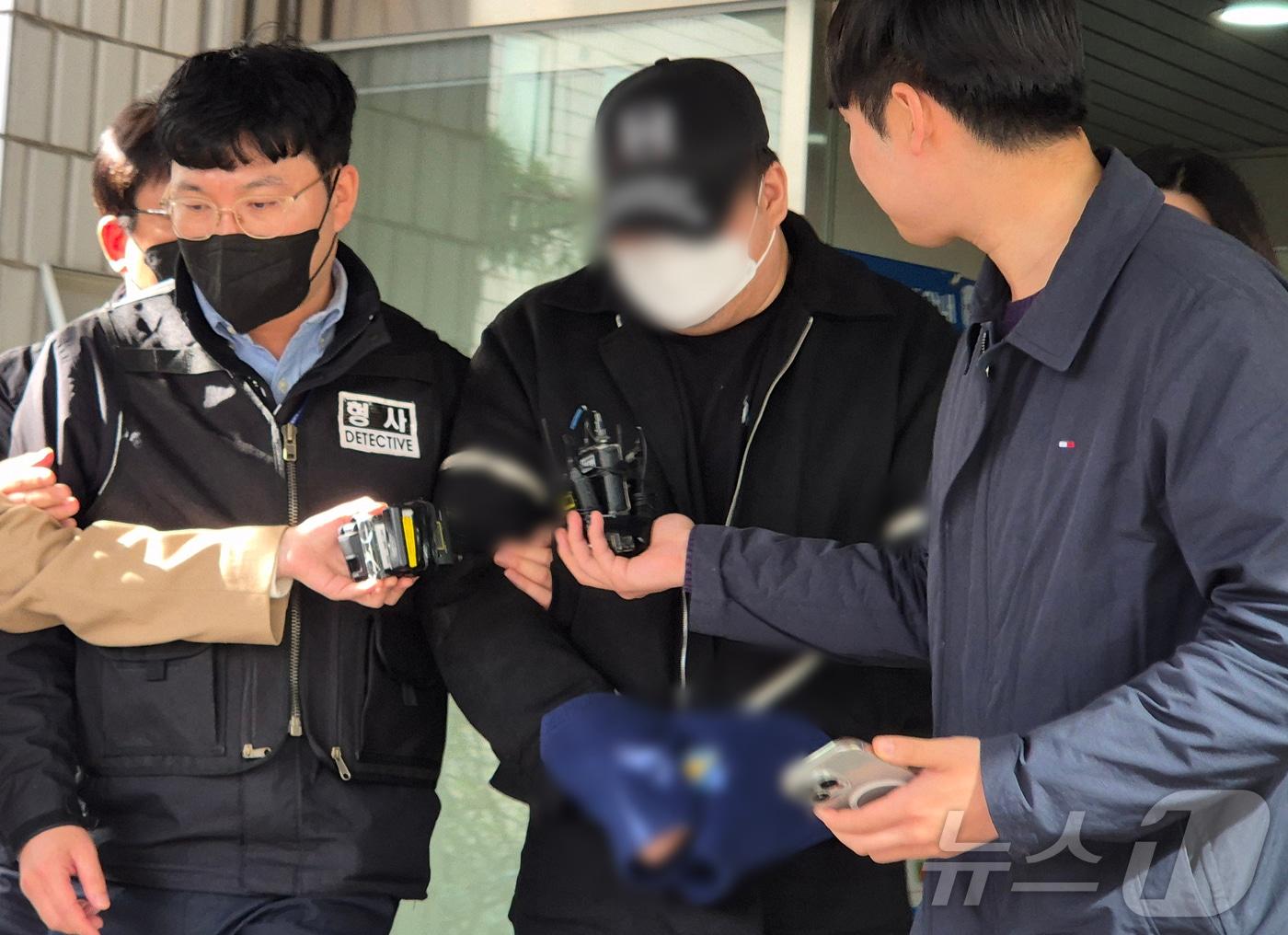 본문 이미지 - 경기도 양주에서 3살 아이가 머리를 다쳐 의식불명이 된 사건과 관련해 아동학대 혐의를 받는 20대 친부 A씨가 12일 오후 경기 의정부시 의정부지방법원에서 열린 구속 전 피의자심문(영장실질심사)을 마친 후 법정을 나서고 있다. 2026.4.12 ⓒ 뉴스1 양희문 기자