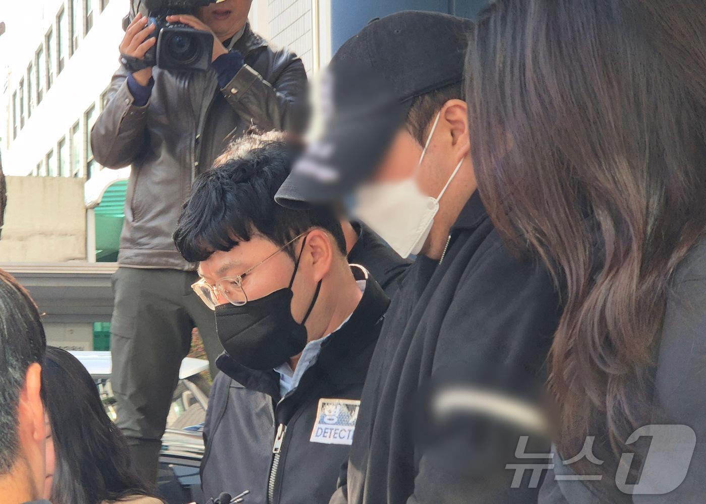 본문 이미지 - 경기 양주에서 3살 아이가 머리를 다쳐 의식불명이 된 사건과 관련해 아동학대 혐의를 받는 20대 친부 A씨가 12일 오후 경기 의정부시 의정부지방법원에서 열린 구속 전 피의자심문(영장실질심사)을 마친 후 법정을 나서고 있다. 2026.4.12 ⓒ 뉴스1 양희문 기자