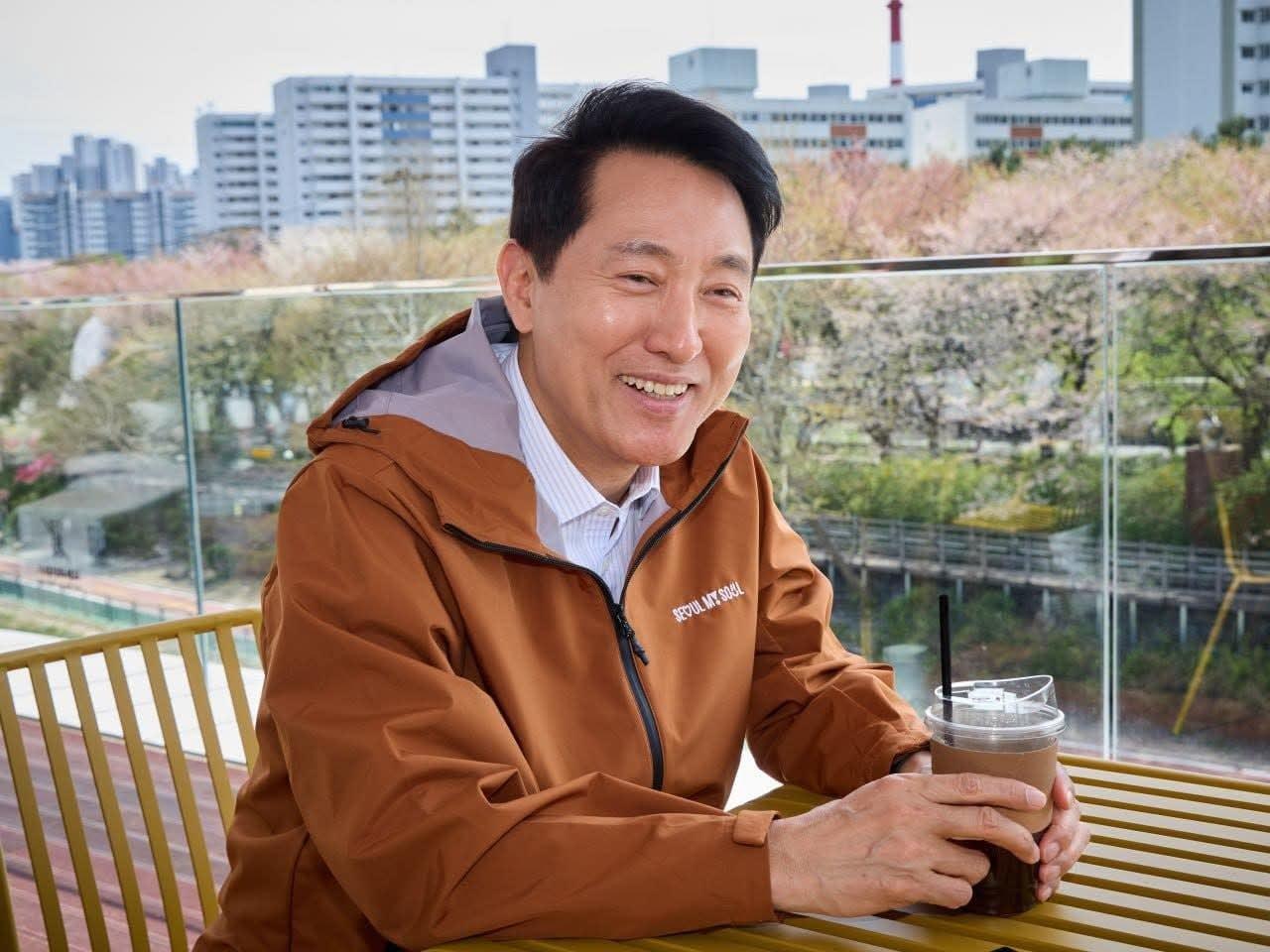 본문 이미지 - 오세훈 서울시장이 '노원우이마루'에서 커피를 마시고 있다. 