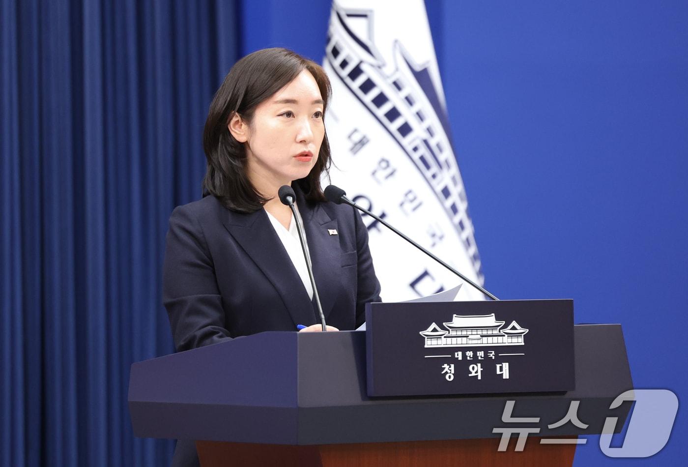 본문 이미지 - 전은수 대변인이 12일 청와대 춘추관에서 비상경제 현안점검회의 관련 브리핑을 하고 있다. 2026.4.12 ⓒ 뉴스1 허경 기자
