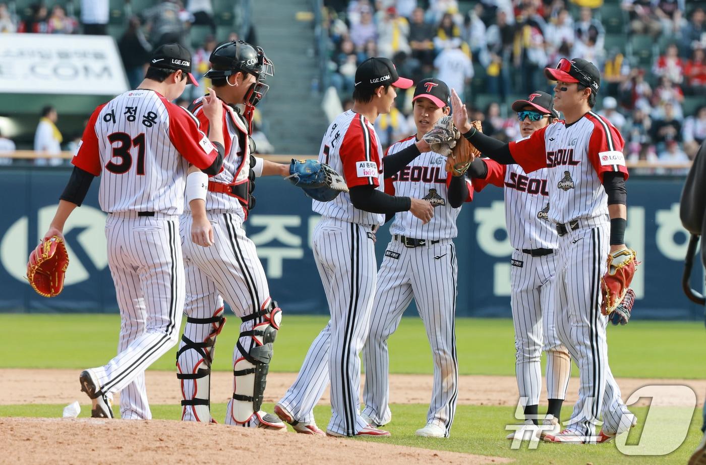 본문 이미지 - 12일 서울 송파구 잠실야구장에서 열린 '2026 신한 SOL KBO리그' 열린 SSG 랜더스와 LG트윈스의 경기에서 LG 선수들이 승리를 기뻐하고 있다. 이날 경기는 LG가 SSG를 상대로 9-1로 승리했다. 2026.4.12 ⓒ 뉴스1 임세영 기자