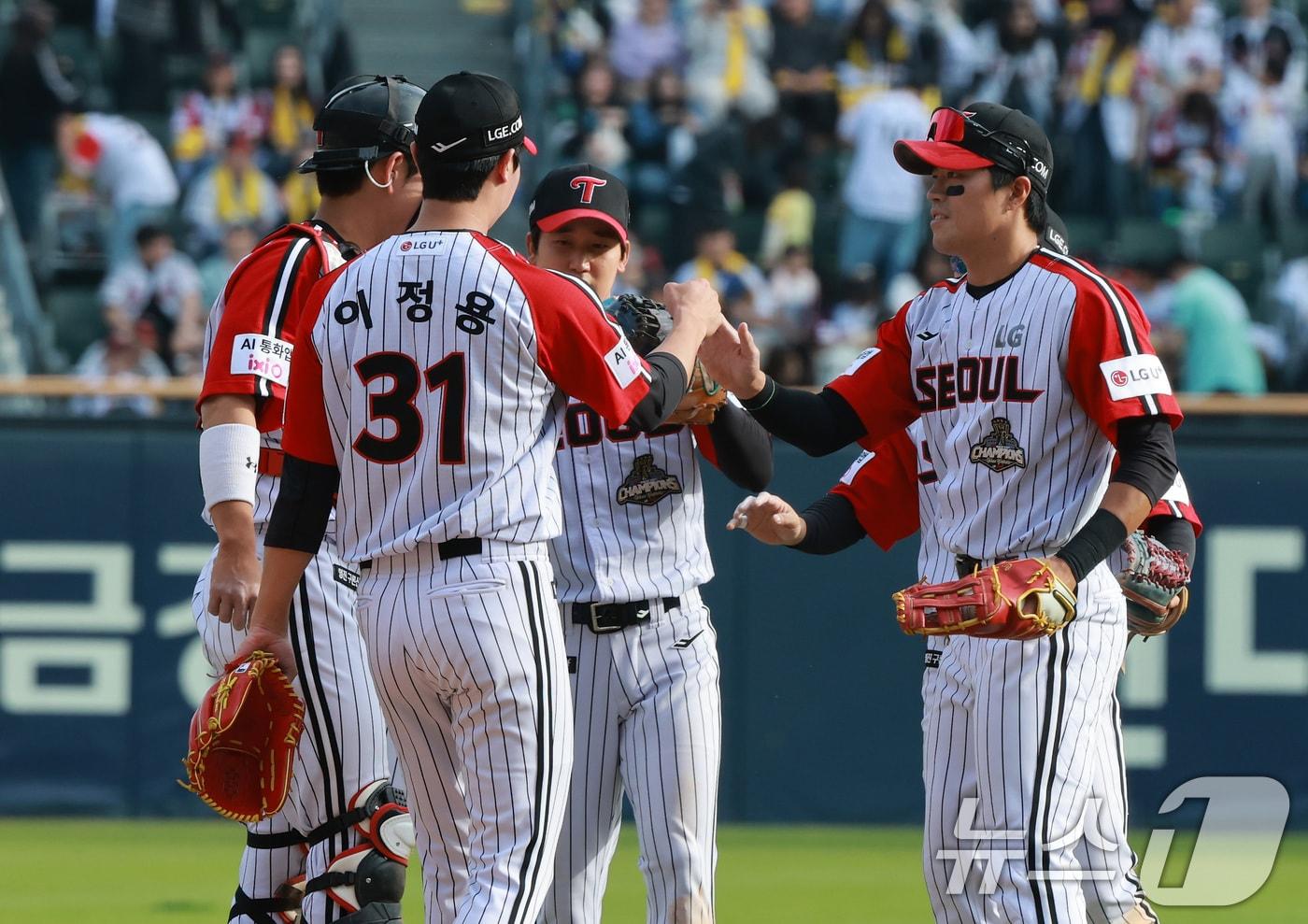 본문 이미지 - 12일 서울 송파구 잠실야구장에서 열린 '2026 신한 SOL KBO리그' 열린 SSG 랜더스와 LG트윈스의 경기에서 LG 선수들이 승리를 기뻐하고 있다. 이날 경기는 LG가 SSG를 상대로 9-1로 승리했다. 2026.4.12 ⓒ 뉴스1 임세영 기자
