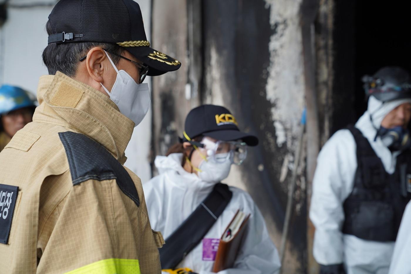 본문 이미지 - 12일 김승룡 소방청장이 전남 완도 수산물 가공공장 화재 현장을 찾아 피해 상황을 점검하고, 순직 소방공무원에 대한 사고 경위를 보고받고 있다.