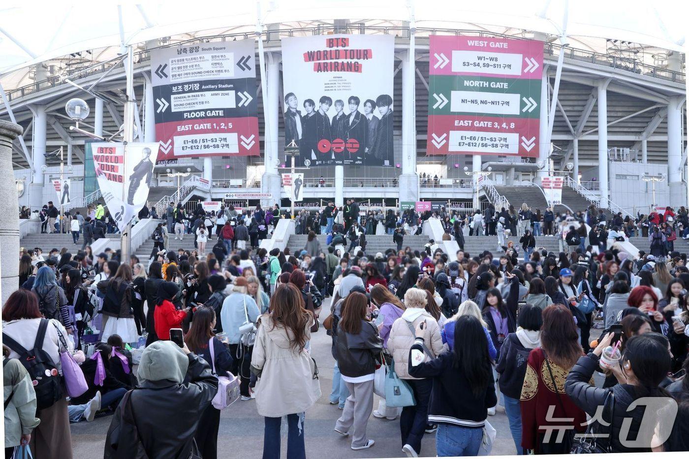 본문 이미지 - 지난 11일 BTS 월드투어 '아리랑 인 고양' 공연을 관람하기 위해 공연장인 고양종합운동장 앞에 모인 관람객들. (고양시 제공, 재판매 및 DB금지)