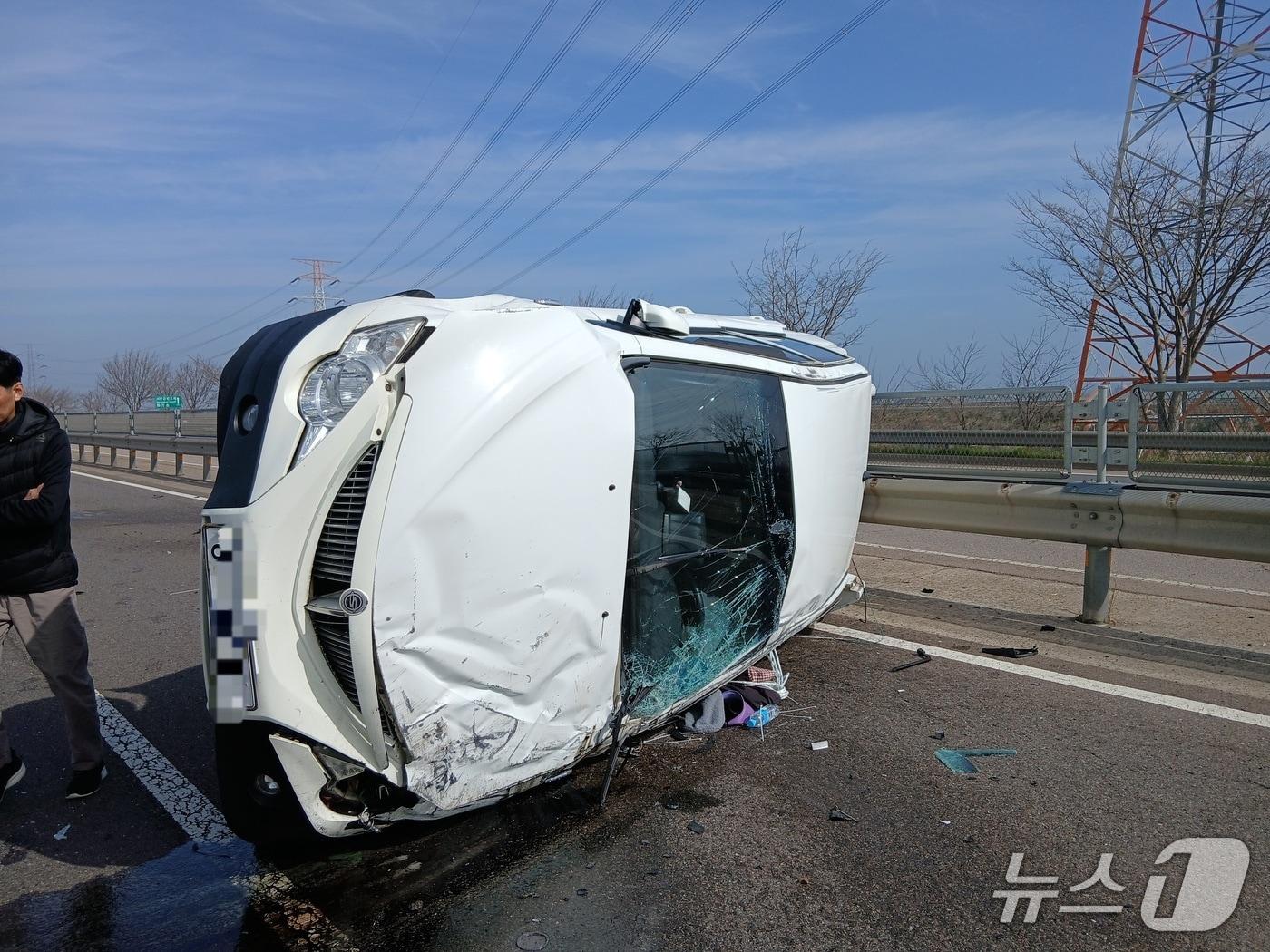 본문 이미지 - 전북 군산시 개사동 자동차전용도로 사고현장.(전북소방본부 제공. 재판매 및 DB금지)