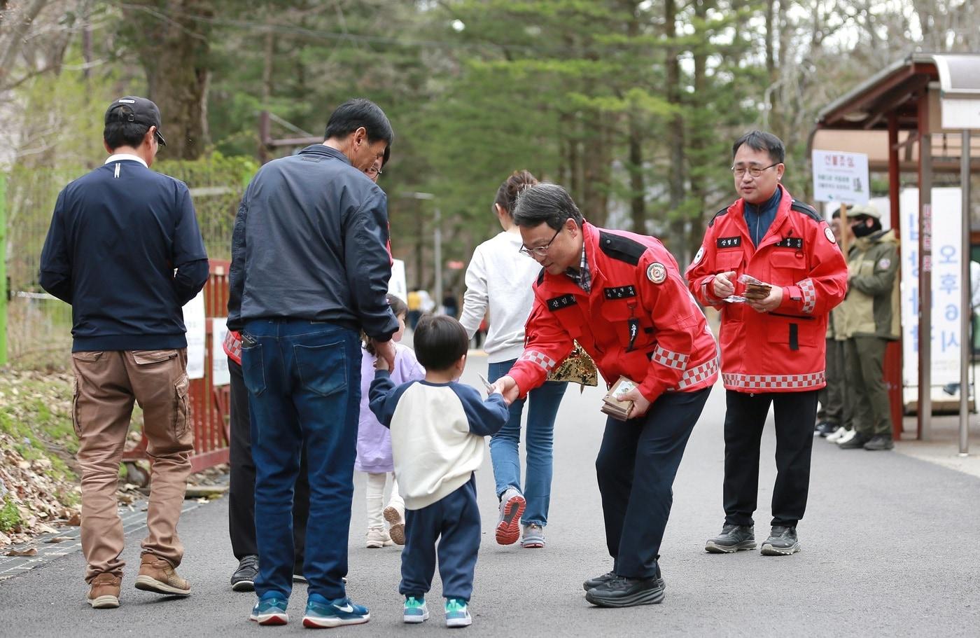 본문 이미지 - 박은식 산림청장(오른쪽 두번째)이 12일 충청북도 보은군 일대 속리산국립공원에서 산불 예방 대국민 홍보를 하고 있다.(산림청 제공. 재판매 및 DB금지)/뉴스1