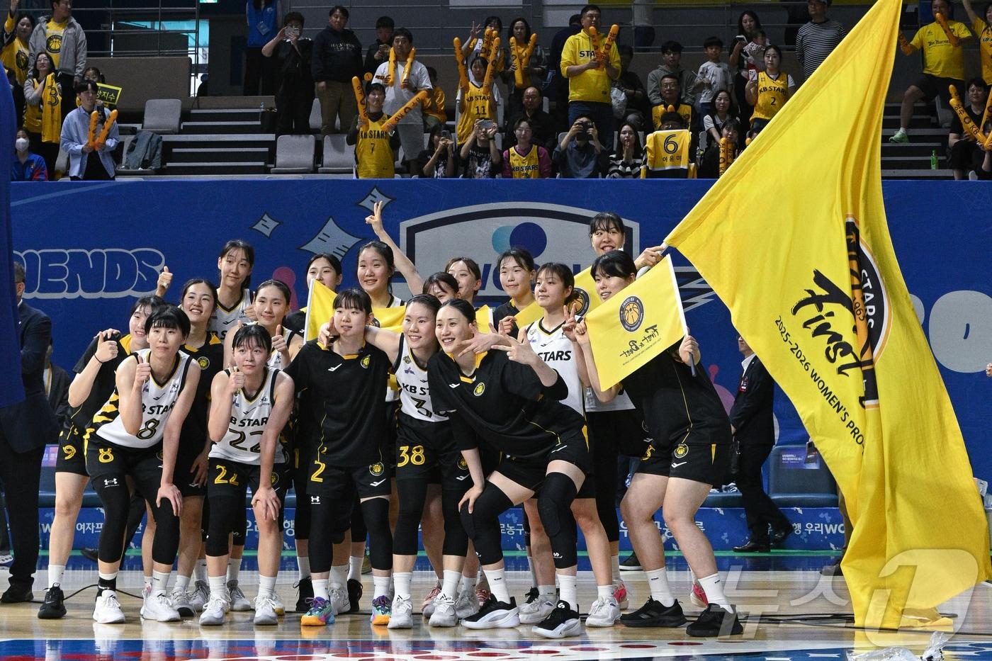 본문 이미지 - 12일 충남 아산 이순신체육관에서 열린 BNK금융 2025-2026 여자프로농구 플레이오프(PO) 3차전 청주 KB스타즈와 아산 우리은행의 경기에서 81대55로 승리하며 챔피언결정전에 진출한 KB스타즈 선수들이 기념 촬영을 하고 있다. (WKBL 제공, 재판매 및 DB 금지) 2026.4.12 ⓒ 뉴스1 김진환 기자
