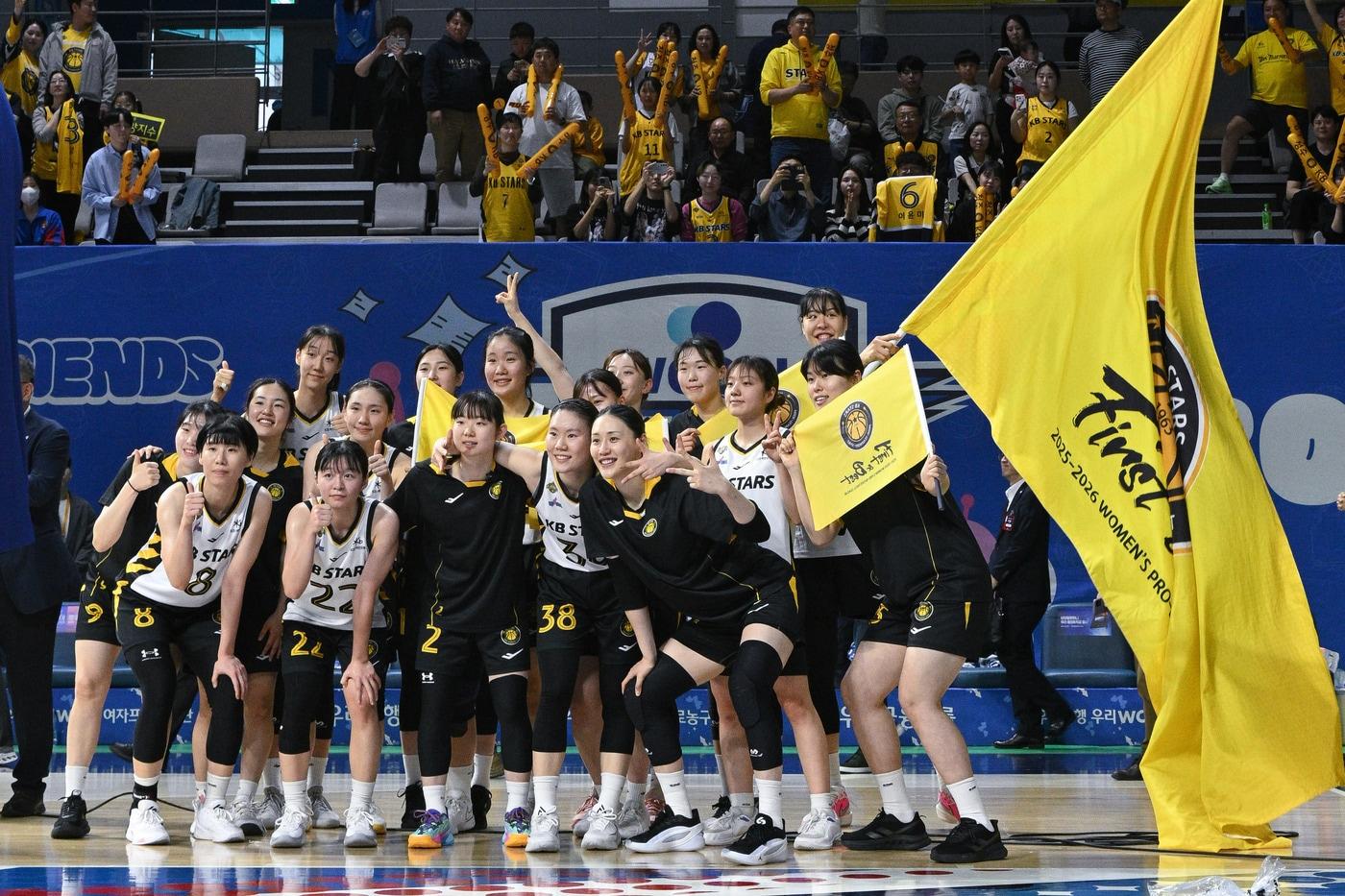 본문 이미지 - 청주 KB스타즈가 12일 열린 2025-26 여자프로농구 플레이오프 3차전에서 아산 우리은행을 81-55로 꺾고 챔피언결정전에 올랐다. (WKBL 제공)