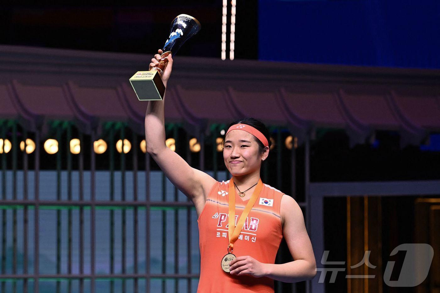 본문 이미지 - 안세영이 12일 열린 2026 아시아배드민턴선수권대회 여자 단식 결승에서 왕즈이를 2-1로 꺾고 우승을 차지했다. ⓒ AFP=뉴스1