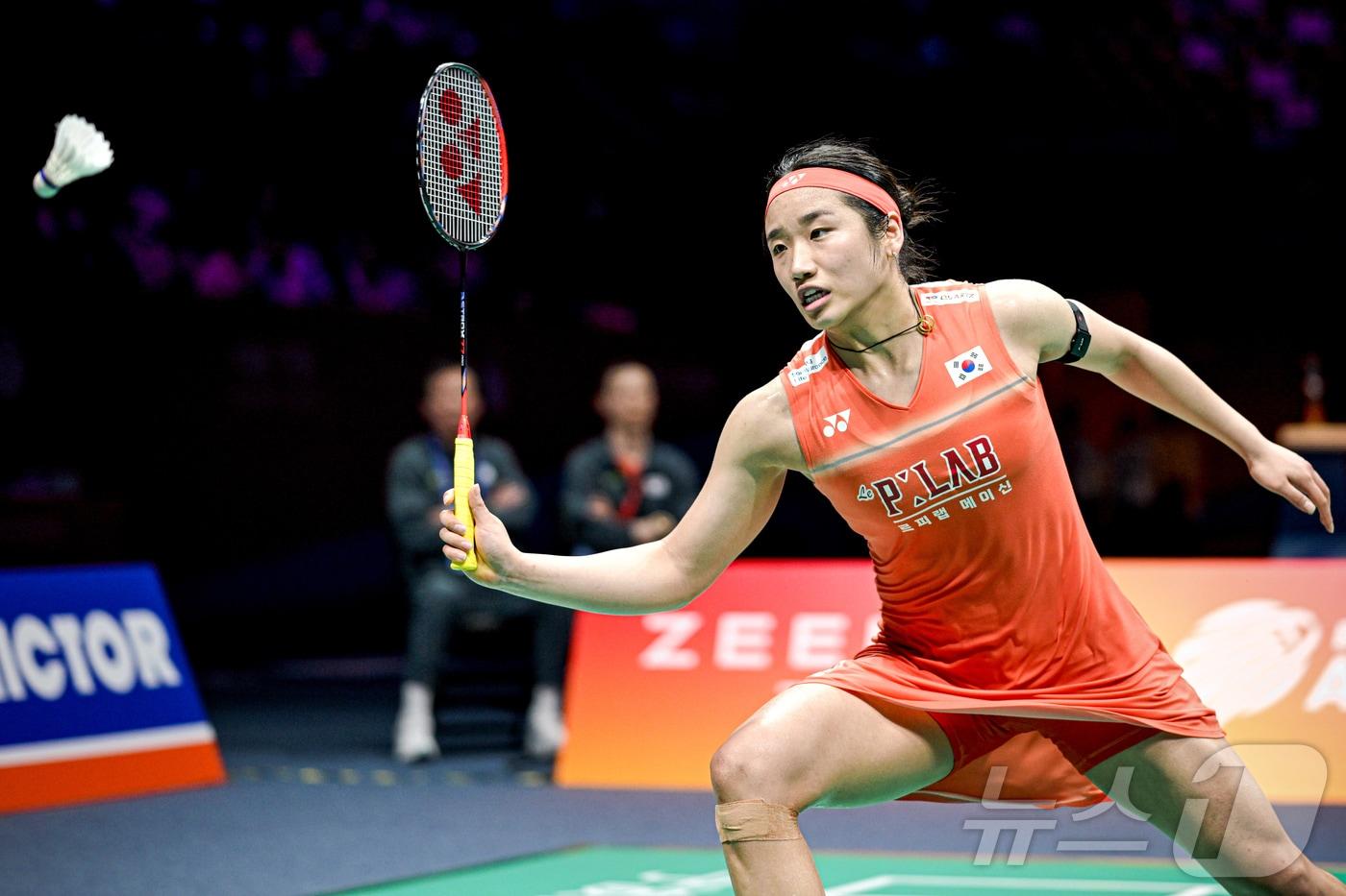본문 이미지 - '배드민턴 여제' 세계 랭킹 1위 안세영이 4월 12일(한국시간) 중국 닝보에서 열린 2026 아시아배드민턴선수권대회 여자 단식 결승전 왕즈이(중국)와의 경기에서 리시브를 하고 있다. ⓒ 신화=뉴스1