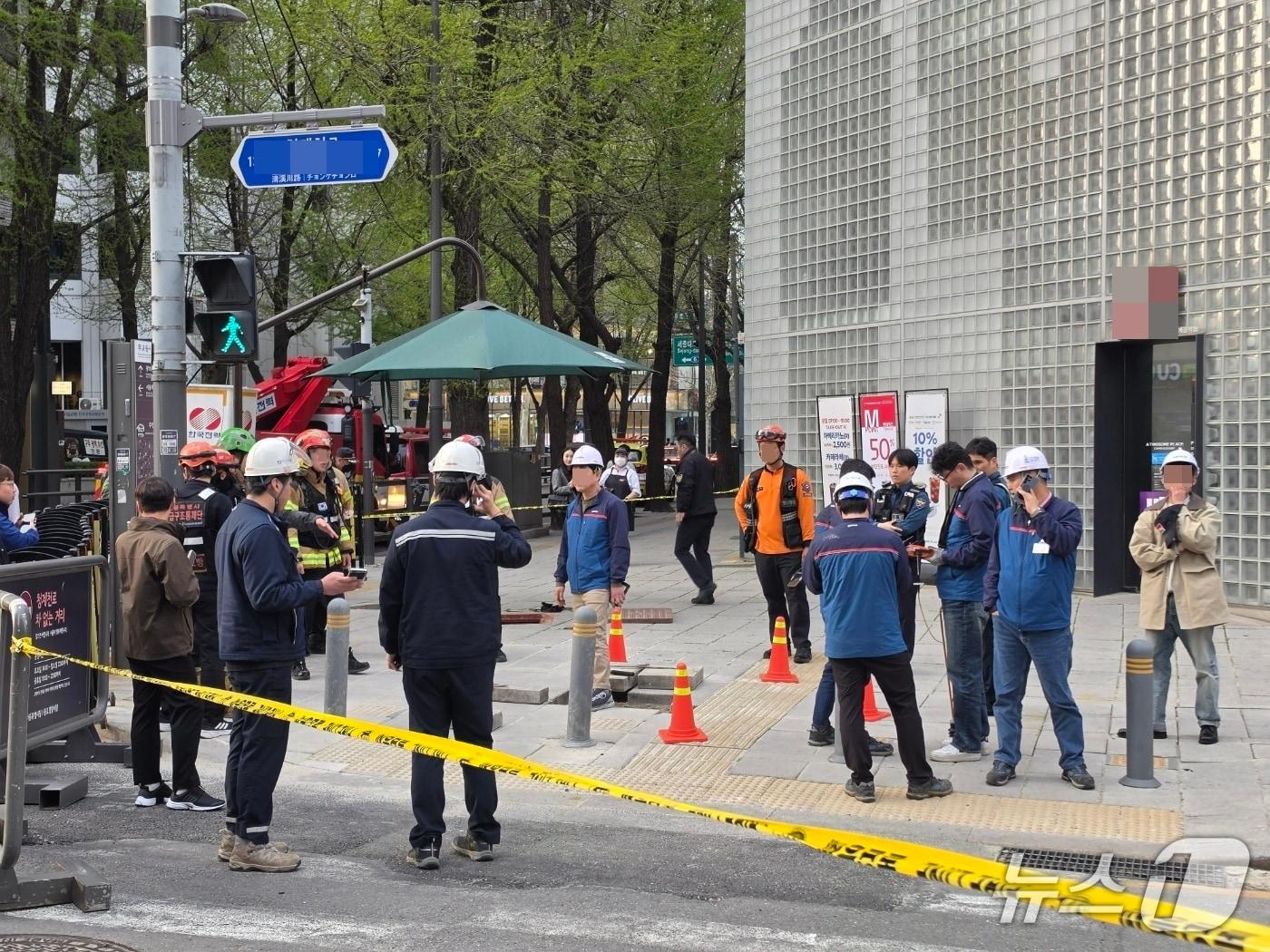 본문 이미지 - 12일 오후 4시 40분쯤 서울 종로구 서린동 보도에서 한때 일산화탄소가 누출되는 사고가 발생했다. 2026.4.12 ⓒ 뉴스1 황덕현 기자