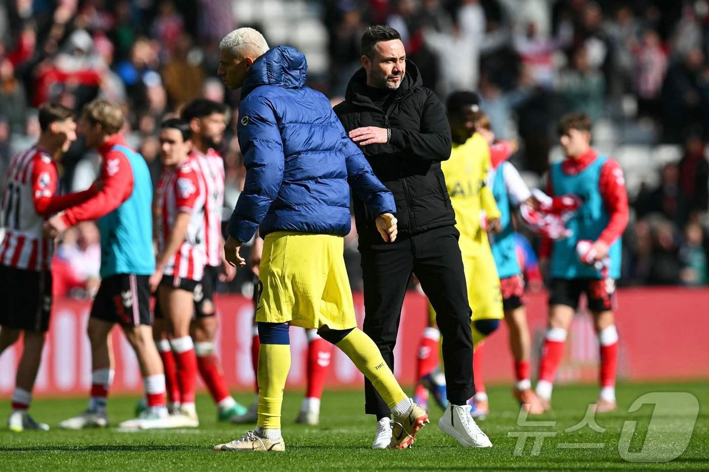 본문 이미지 - 로베르토 데 제르비 토트넘 감독이 12일(현지시간) 선덜랜드 원정에서 0-1로 패한 뒤 히샬리송을 격려하고 있다. ⓒ AFP=뉴스1