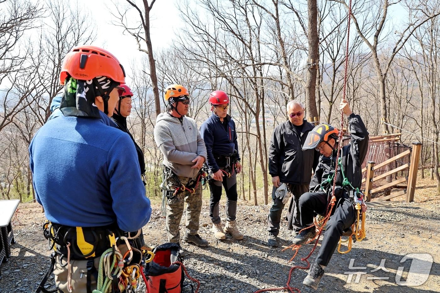 본문 이미지 - 충북 괴산에서 진행하는 아보리스트 교육생들이 교관의 시범을 보고 있다.(괴산군 제공. 재판매 및 DB금지)