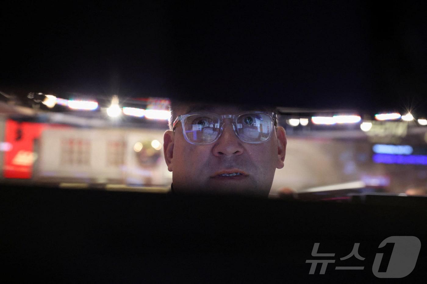 본문 이미지 - NYSE의 한 트레이더. ⓒ 로이터=뉴스1