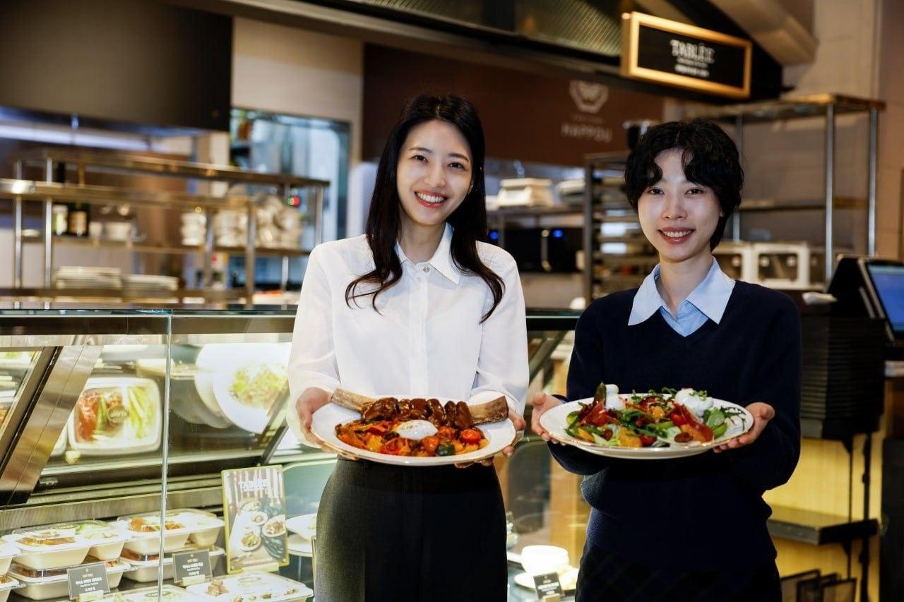 본문 이미지 - 갤러리아백화점 명품관 고메이494에서 모델들이 '타블레' 메뉴를 선보이고 있다.(갤러리아백화점 제공)