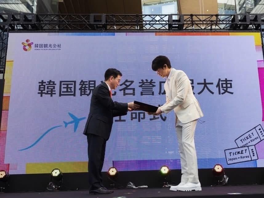 본문 이미지 - 박성혁 한국관광공사 사장이 가수 성시경에게 한국관광 명예홍보대사 위촉장을 전달하고 있다.(한국관광공사 제공)