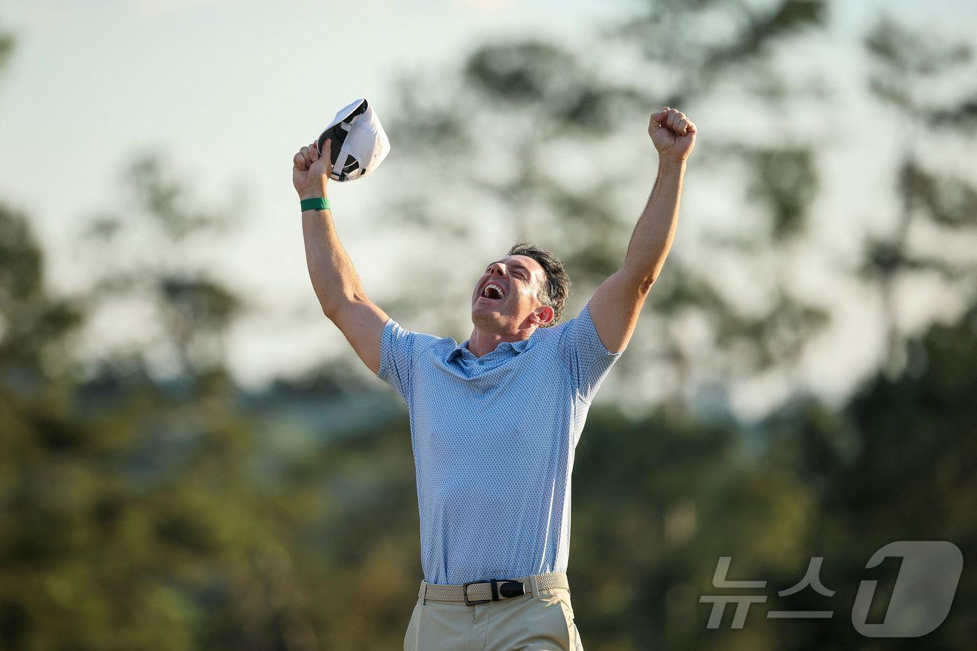 본문 이미지 - 로리 매킬로이가 13일(한국시간) 미국 조지아주 오거스타 내셔널 골프장(파72)에서 열린 마스터스 토너먼트에서 정상에 오른 뒤 기뻐하고 있다.   ⓒ AFP=뉴스1