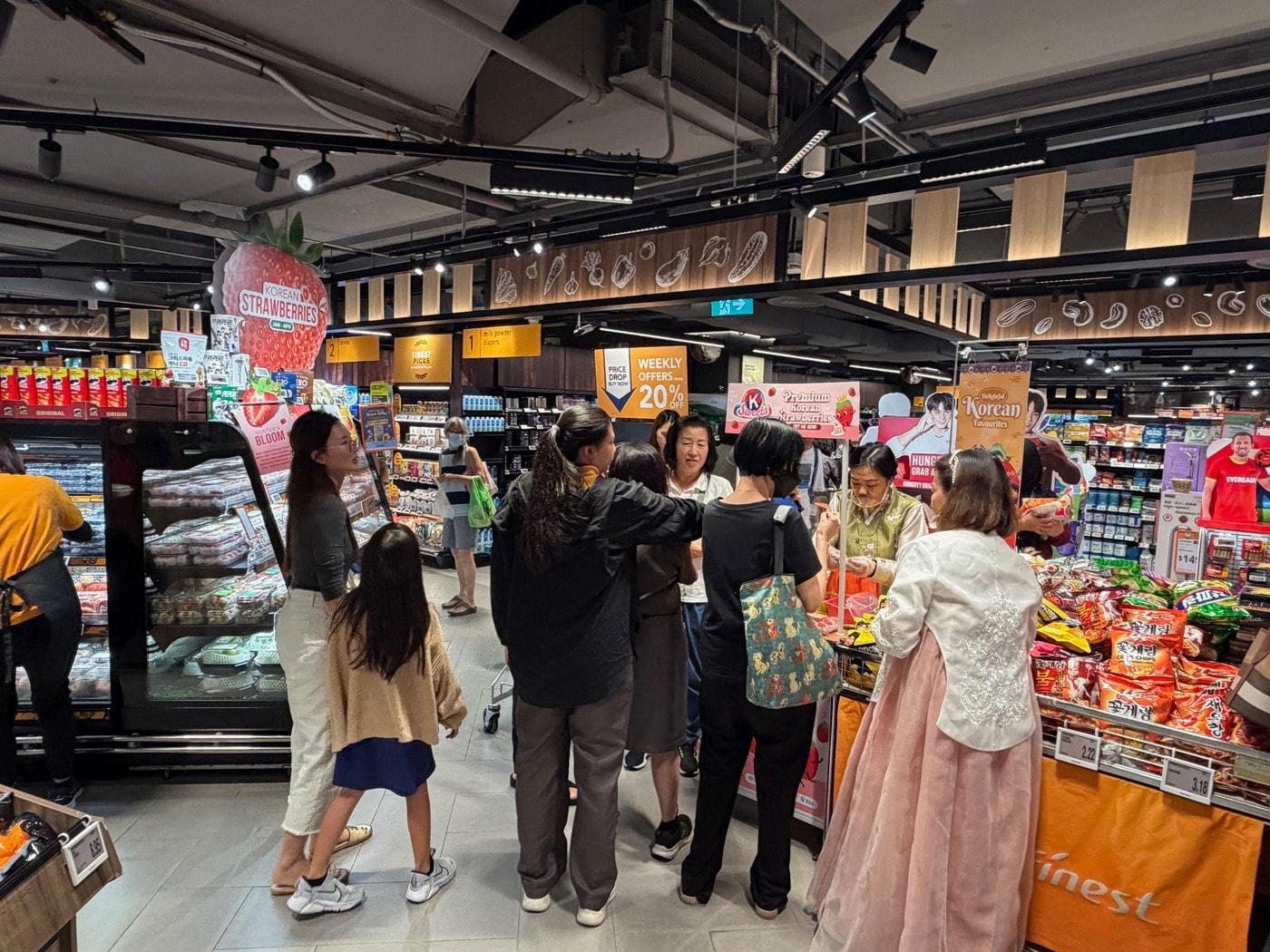 본문 이미지 - 싱가포르 최대 유통매장인 '페어 프라이스'에서 홍성 신품종 딸기 판촉 행사가 진행되고 있다.(충남도 제공. 재판매 및 DB금지)/뉴스1