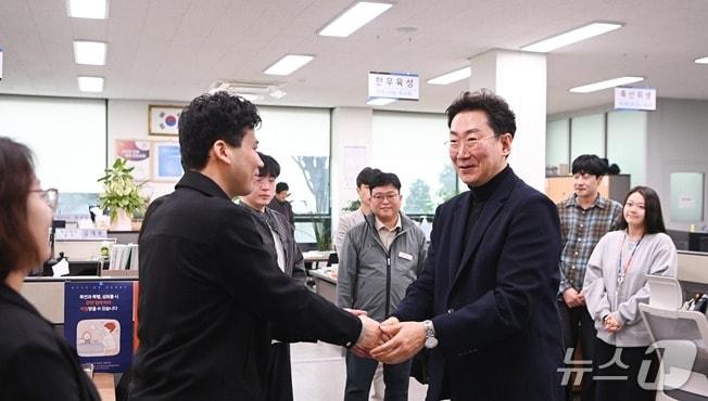 본문 이미지 - 제9회 전국동시지방선거에서 재선에 도전하는 원강수 강원 원주시장이 선거 일정 돌입에 앞서 최근 시 전 부서를 찾아 공직자들과 인사를 나누고 있다. (독자 제공. 재판매 및 DB금지) 2026.4.13/뉴스1