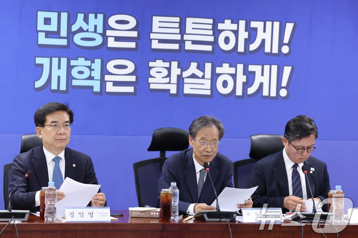 본문 이미지 - 유동수 위원장이 13일 서울 여의도 국회 의원회관에서 열린 더불어민주당 중동전쟁 경제대응특별위원회 3차 회의에서 발언하고 있다. 2026.4.13 ⓒ 뉴스1 신웅수 기자