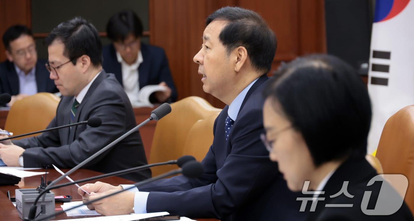 본문 이미지 - 구윤철 경제부총리 겸 재정경제부 장관이 13일 서울 종로구 세종대로 정부서울청사에서 열린 대외경제 장관회의 및 EDCF 기금운용위원회에서 모두 발언을 하고 있다. 2026.4.13 ⓒ 뉴스1 김명섭 기자