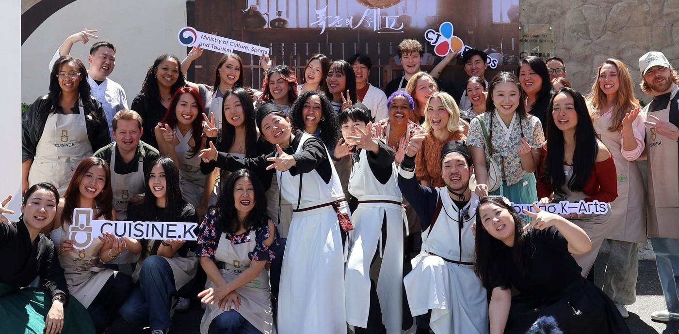 본문 이미지 - 이달 4일 미국 LA에서 열린 CJ제일제당 'K-쿠킹 클래스 바이 퀴진케이' 참가자들이 단체 사진을 찍고 있다.(CJ제일제당 제공)