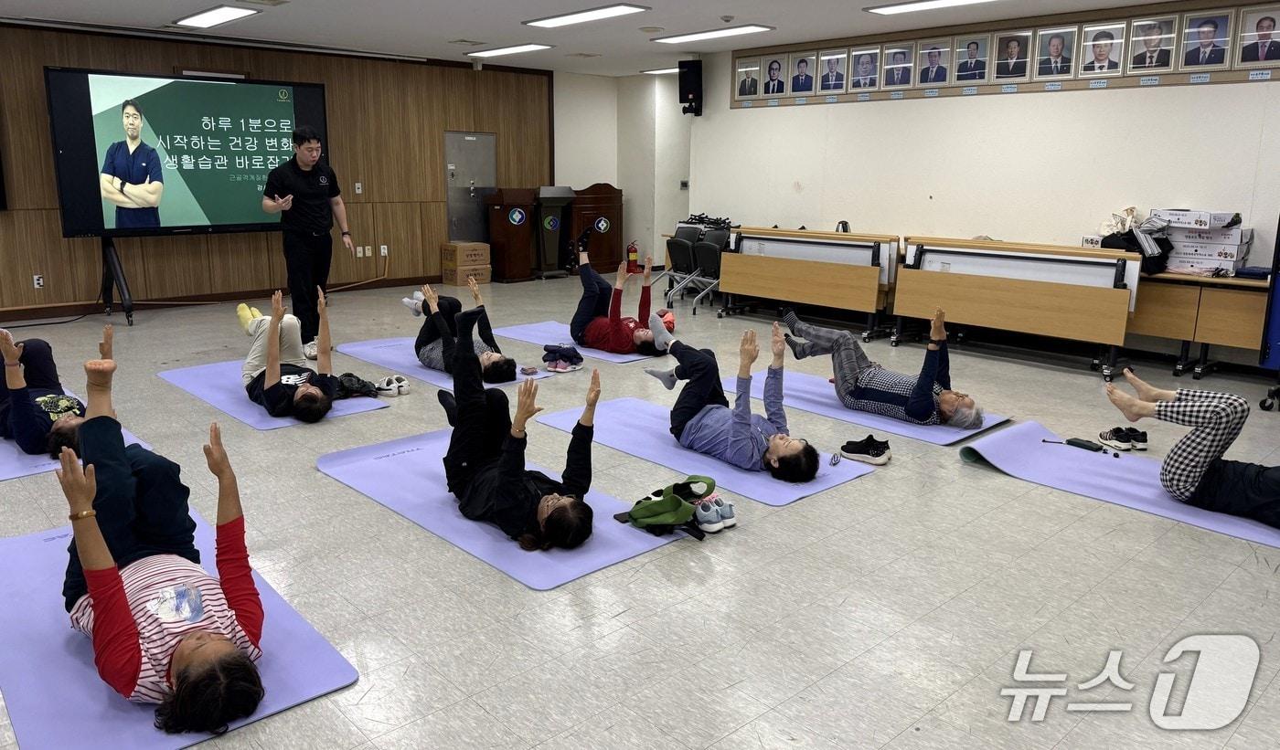 본문 이미지 - 여성농업인 근골격계 질환 예방 교육  장면 (영동군 제공.재판매 및 DB금지) 