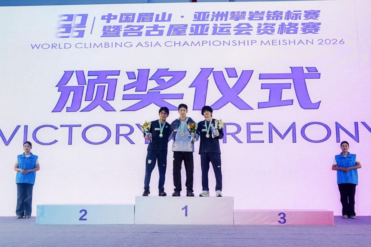 본문 이미지 - 2026 월드클라이밍 아시아선수권대회 남자부 볼더링에서 우승한 이도현(가운데)(대한산악연맹 제공) 
