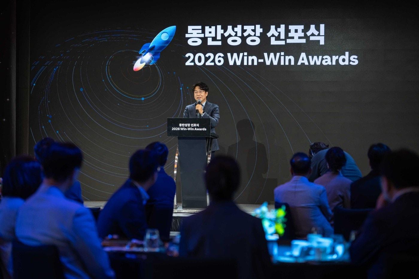 본문 이미지 - 전경수 CPLB 대표가 7일 제2회 '쿠팡 CPLB 2026 윈윈 어워즈'에서 환영사를 하고 있다. (쿠팡 제공)