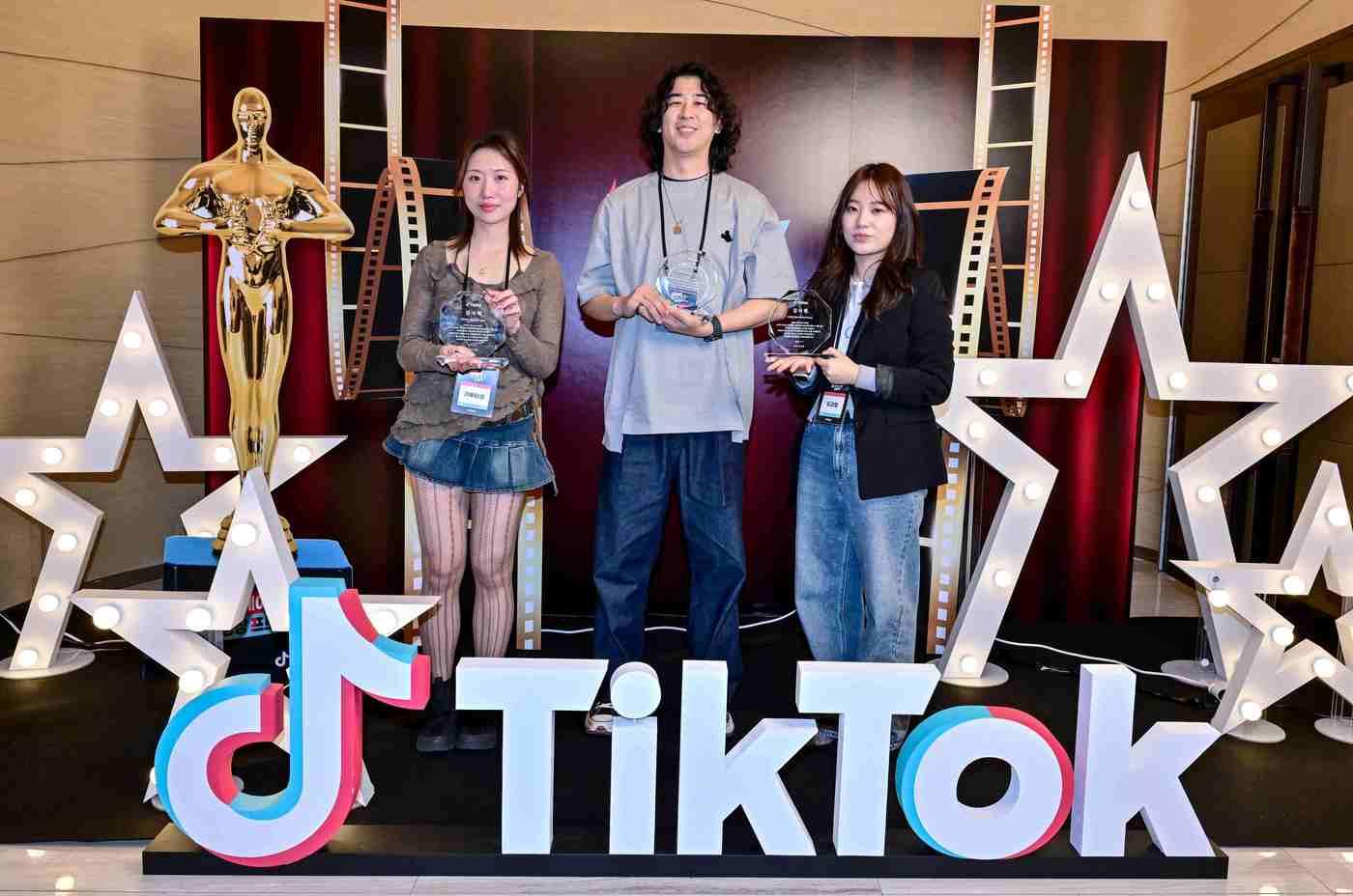 본문 이미지 - 틱톡 TV·영화 크리에이터 성장 프로그램 우수 크리에이터로 선정된 참가자들이 기념사진을 촬영하고 있다. (틱톡 제공)