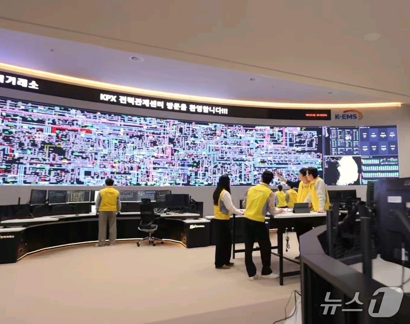 본문 이미지 - 전력거래소 전력계통운영시스템 모습.(삼성물산 제공) 