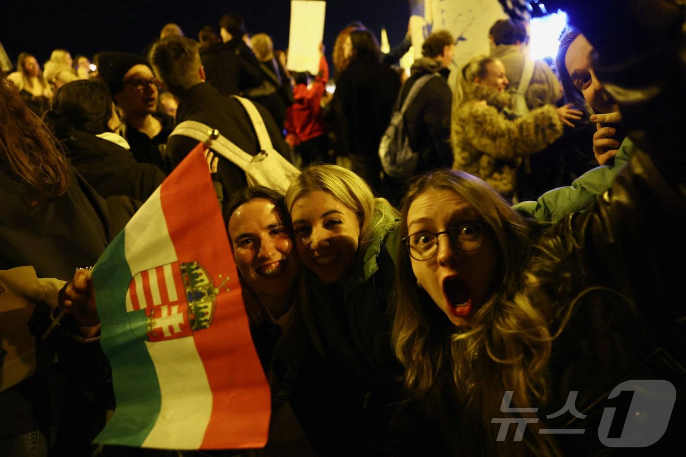 본문 이미지 - 헝가리 국민들이 12일(현지시간) 부다페스트에서 야당인 티서당이 승리한 총선 결과를 축하하고 있다. 2026.4.13. ⓒ 뉴스1 ⓒ 로이터=뉴스1