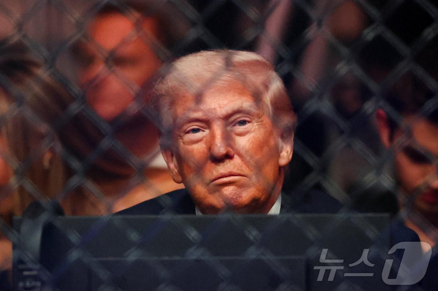 본문 이미지 - 도널드 트럼프 미국 대통령이 11일(현지시간) 미국 플로리다 마이애미 카세야 센터에서 열린 UFC 327 행사에서 경기를 관람하고 있다. ⓒ 로이터=뉴스1
