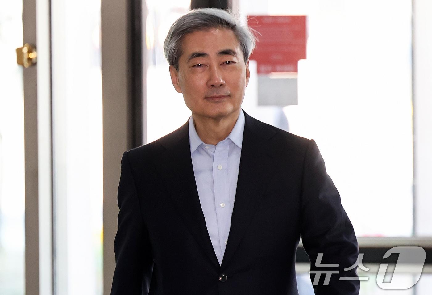 본문 이미지 - 신현송 한국은행 총재 후보자가 13일 오전 서울 중구 한화금융플라자에 마련된 청문회 준비 사무실로 출근하고 있다. 2026.4.13 ⓒ 뉴스1 최지환 기자